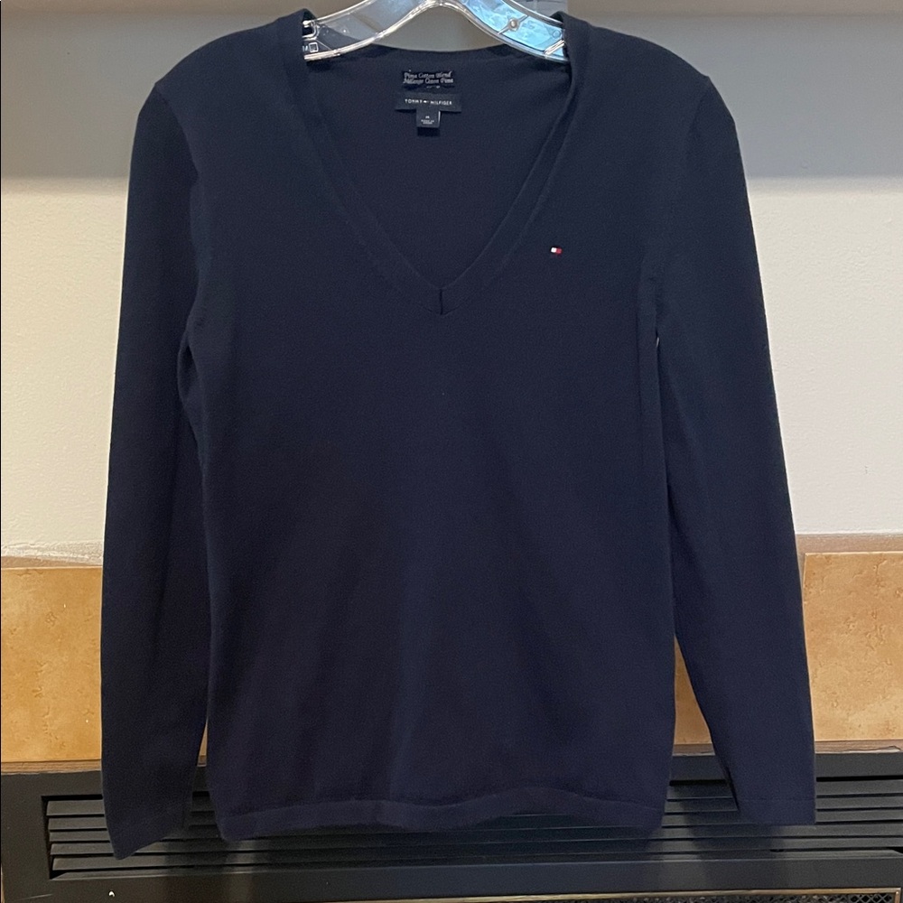 Tommy Hilfiger Women’s Dark Blue V-Neck Sweater (size M)